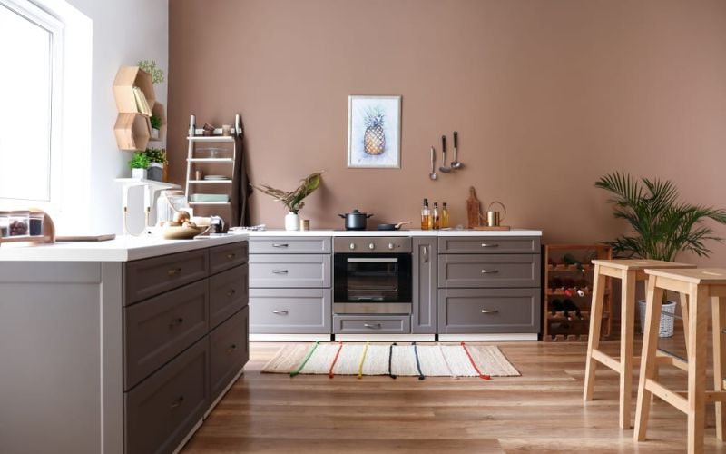 Màu nâu trầm mang lại sự mới lạ cho phòng bếp