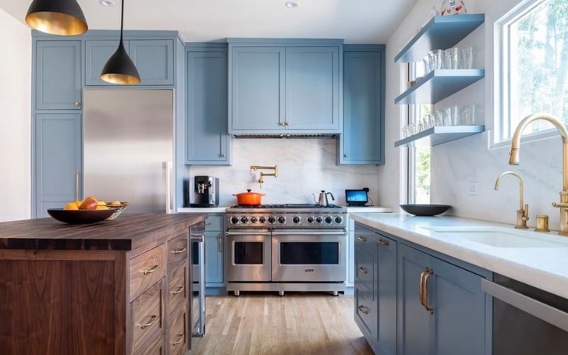 Chọn loại đèn phù hợp với màu sơn của gian bếp