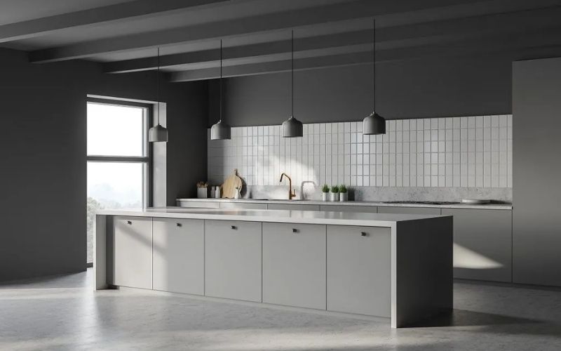 Phòng bếp tối giản màu ghi sậm với điểm nhấn đèn thả ấn tượng
