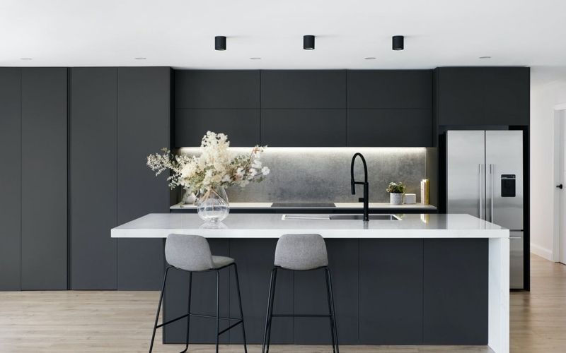 Phòng bếp tối giản màu đen với bàn đảo bếp màu trắng cực cá tính