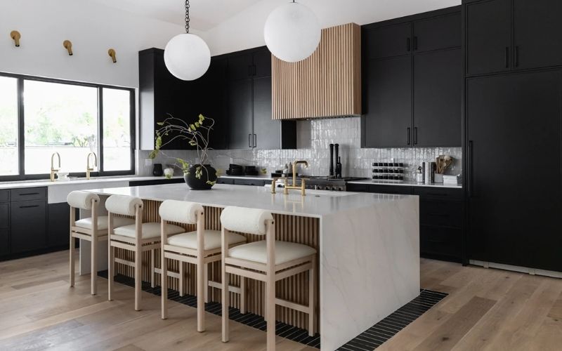 Phòng bếp hiện đại màu trắng với tủ bếp đen tạo cảm giác tương phản