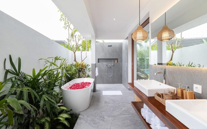 Mẫu nhà vệ sinh ngoài trời trang trí cây xanh thoáng mát