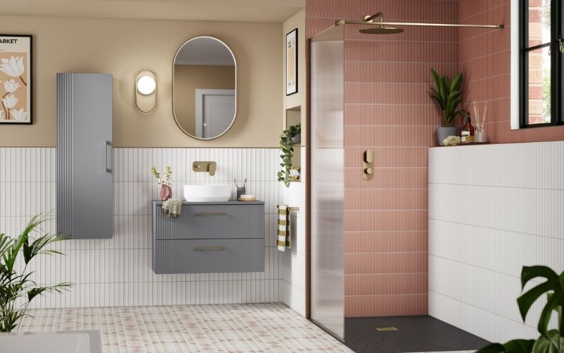 Mẫu nhà vệ sinh với các gam màu nổi bật kèm vách ngăn kính