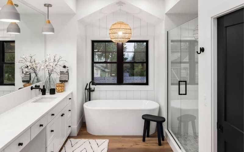 Mẫu nhà vệ sinh Bắc Âu với kiểu đèn thả trần đan mây lạ mắt