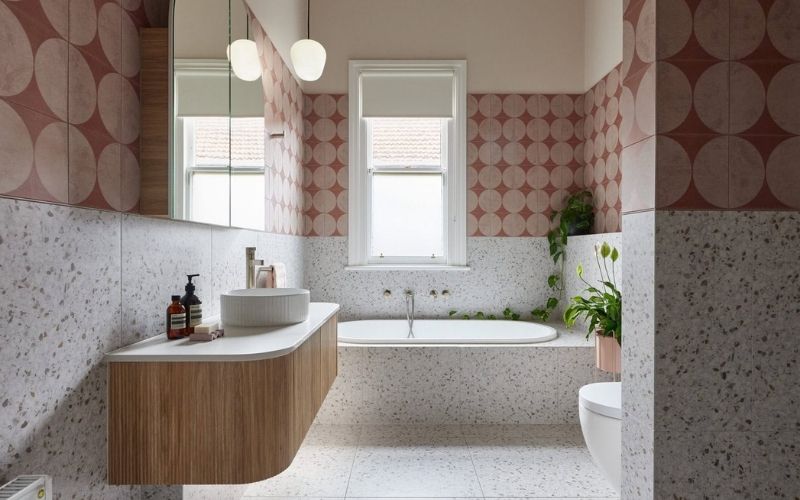 Mẫu nhà vệ sinh tối giản với mẫu gạch ốp tường hoa văn độc đáo