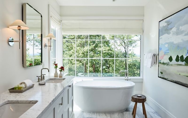 Bố trí gương cỡ lớn cho nhà vệ sinh để thu hút ánh sáng tự nhiên