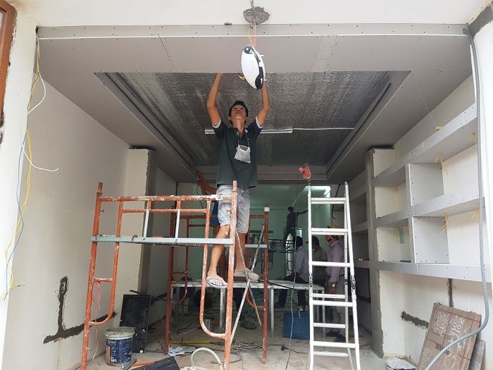 Thợ thi công sửa trần nhà kết hợp làm trần nhà mới