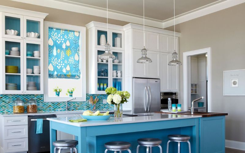 Phòng bếp Tân cổ điển nâu xám với nội thất sáng màu cực tinh tế