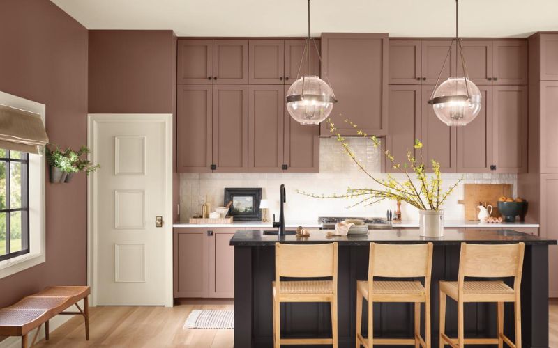 Phòng bếp nâu cánh gián phong cách hiện đại với nội thất gỗ sang trọng