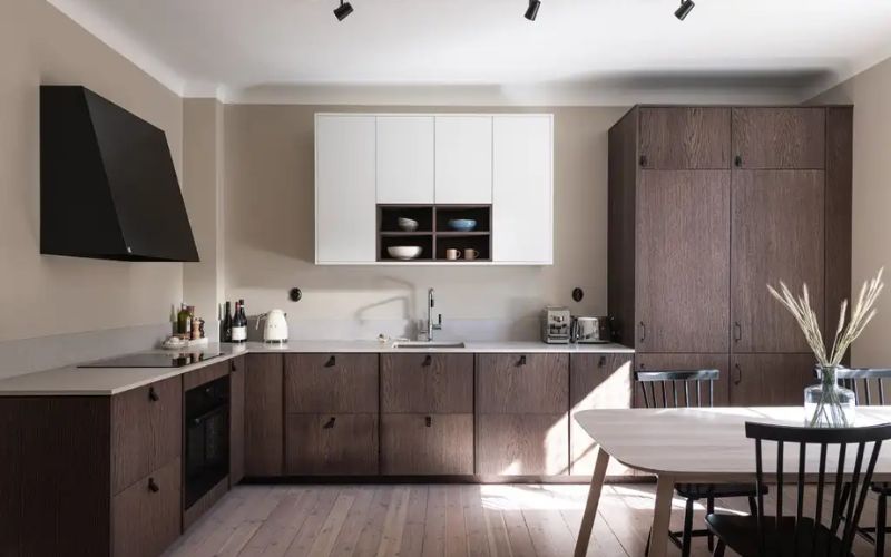 Phòng bếp tối giản màu nâu xám với nội thất gỗ thanh lịch