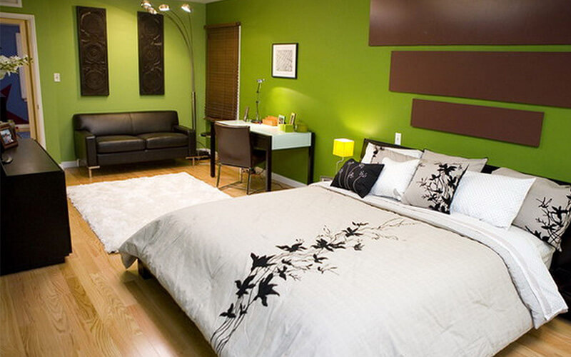 phòng ngủ sơn màu xanh lá cây kết hợp với màu nâu