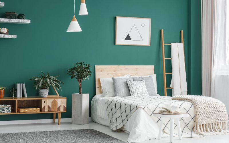 Phòng ngủ chung cư với màu xanh ngọc giúp dễ đi sâu vào giấc ngủ