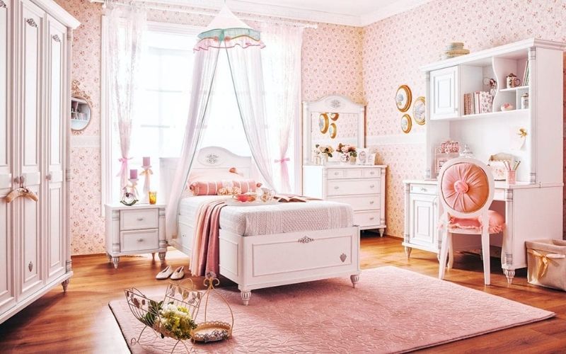 Trần thạch cao phòng ngủ bé gái với tone màu hồng chủ đạo 