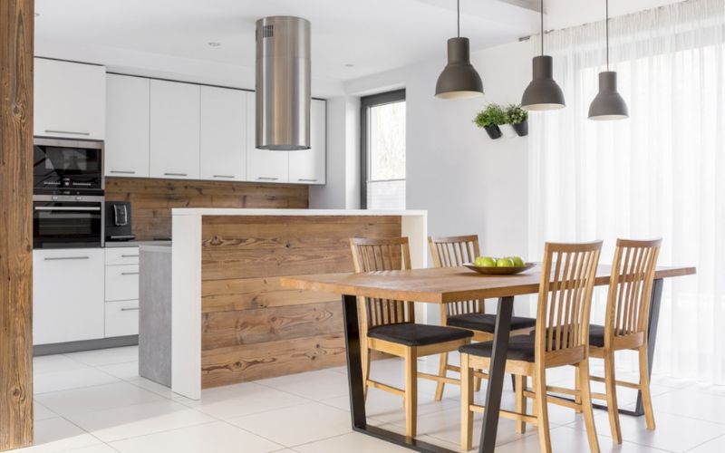 Trần thạch cao chung cư phòng bếp với nội thất gỗ sang trọng 