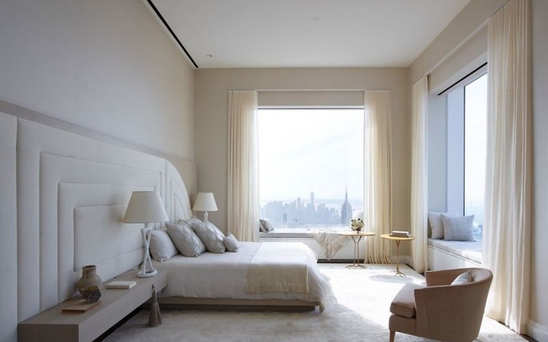 Phòng ngủ với thiết kế cửa sổ thoáng đãng, tone màu sơn trắng tinh tế 