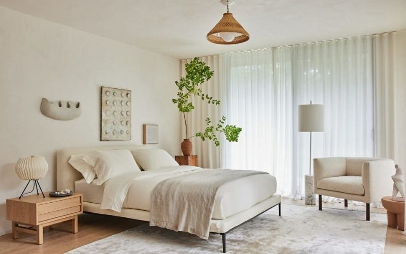 Phòng ngủ với tone màu trắng tinh khôi, trang trí chậu cây xanh 