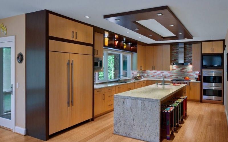Mẫu trần thạch cao phòng bếp nhỏ với kiểu nội thất gỗ hiện đại 
