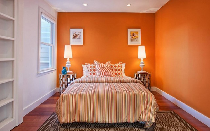 Tường phòng ngủ màu cam kết hợp với màu trắng đẹp