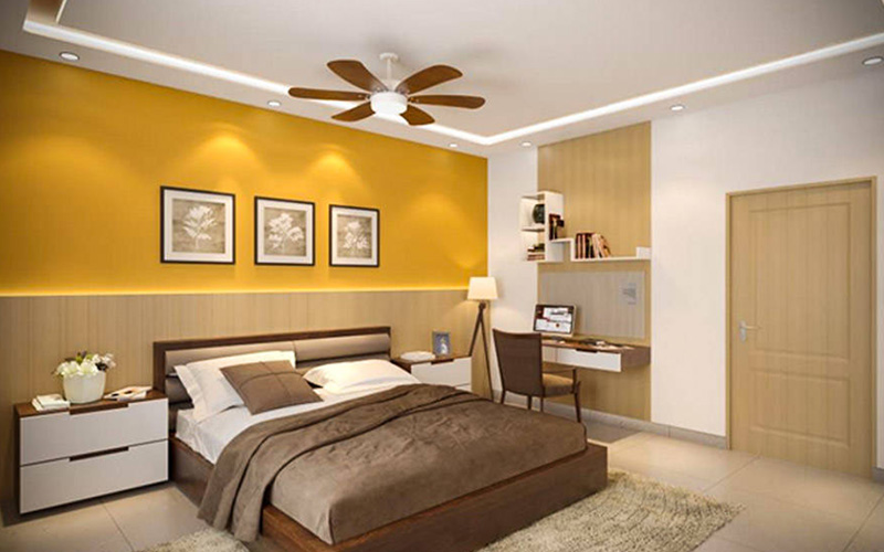 Phòng ngủ màu vàng kết hợp tranh treo tường