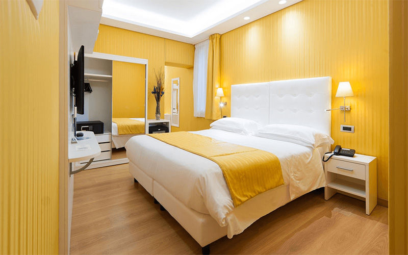 Mẫu sơn phòng ngủ đẹp màu vàng sang trọng