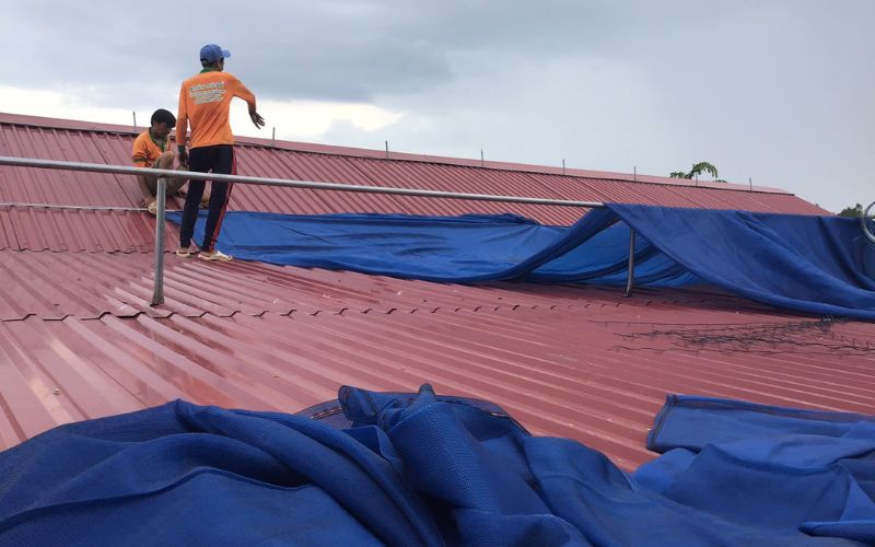 Chống nóng nhà mái tôn bằng lưới che nắng giúp giảm bức xạ nhiệt 