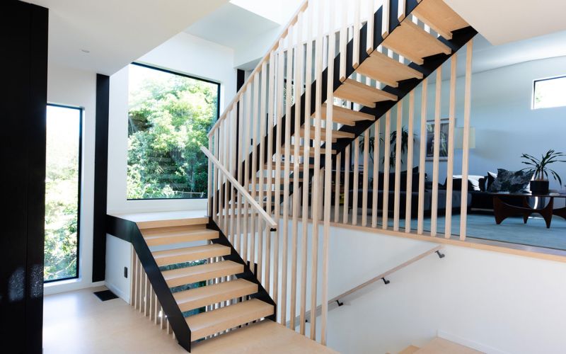 Vách cầu thang bằng gỗ công nghiệp kiểu dáng đơn giản, thanh lịch cho nhà ở