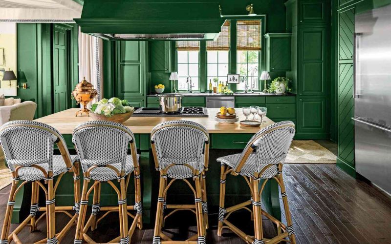 Phòng ăn liền kề bếp gam màu xanh lá chủ đạo, nội thất gỗ thanh lịch