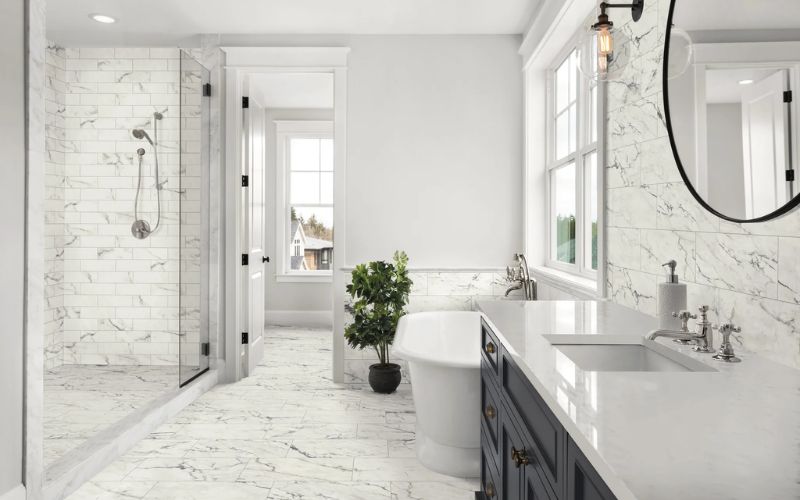 Phòng tắm 10m2 Tân cổ điển với tường ốp gạch hoa văn màu trắng sang trọng