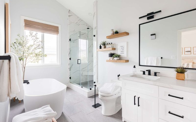 Phòng tắm 10m2 dùng kính giúp ngăn cách không gian tắm và vệ sinh