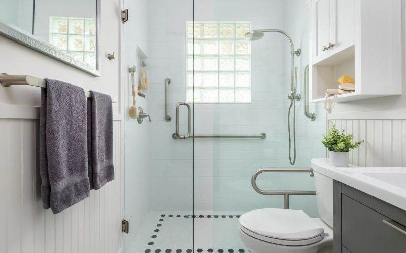 Phòng tắm mini dùng vách kính ngăn cách, bố trí thiết bị vệ sinh hợp lý