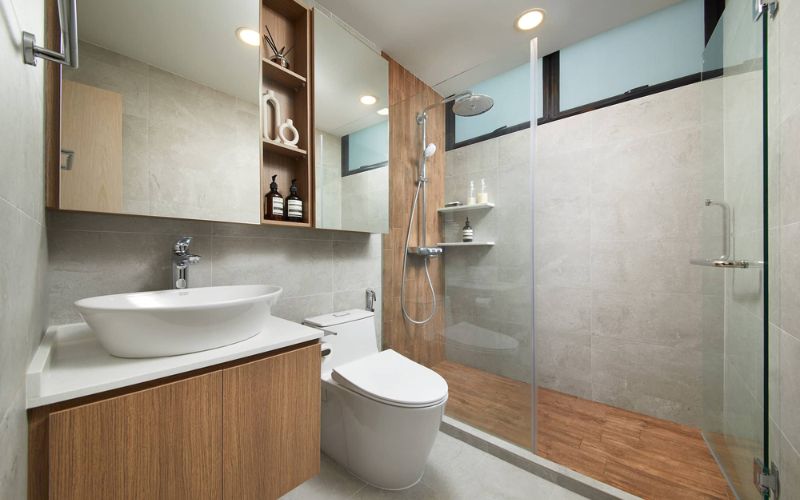 Phòng tắm mini dùng vách kính, tích hợp tủ để đồ kèm gương tiện dụng 
