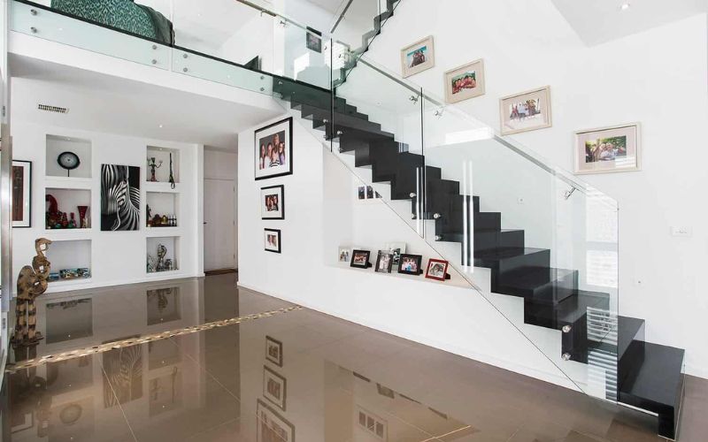 Vách ngăn cầu thang bằng sắt kính cường lực trong suốt hiện đại 