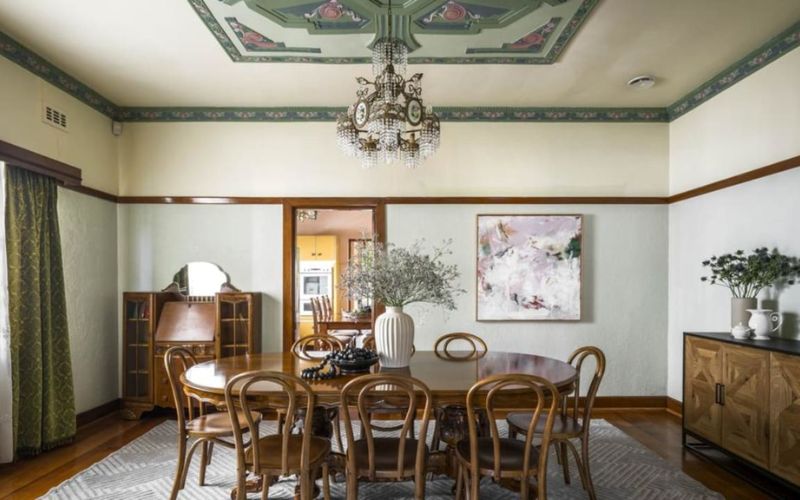 Phòng ăn Art Deco với gam xanh mint mát mẻ, nội thất gỗ thanh lịch
