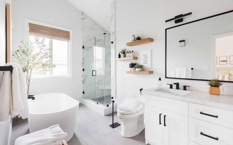 Phòng tắm bằng kính giúp ngăn cách không gian tắm và vệ sinh