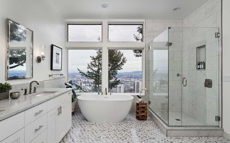 Phòng tắm bằng kính thiết kế mở, bố trí cây xanh tăng vẻ đẹp không gian