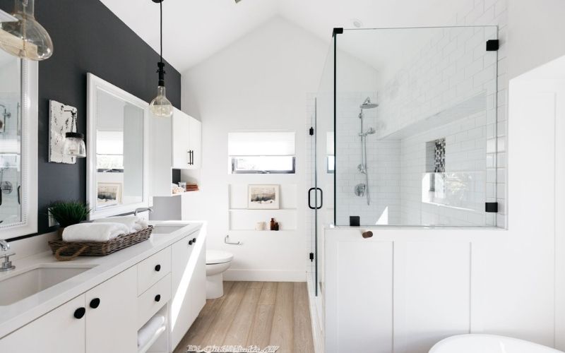 Phòng tắm bằng kính nhấn điểm tường sơn màu xanh một mảng độc đáo