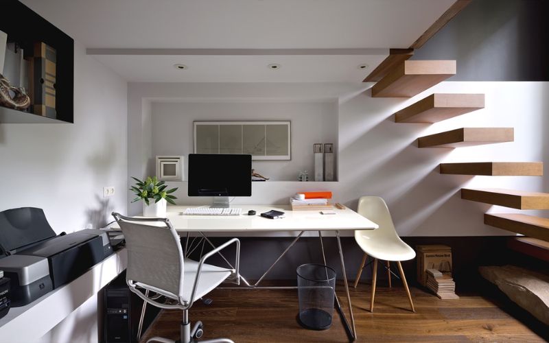 Phòng làm việc dưới chân cầu thang với nội thất tiện nghi, không gian rộng rãi