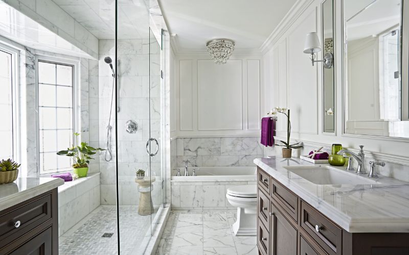 Phòng tắm Tân cổ điển với tone màu trắng thanh lịch, nhấn điểm đèn pha lê 