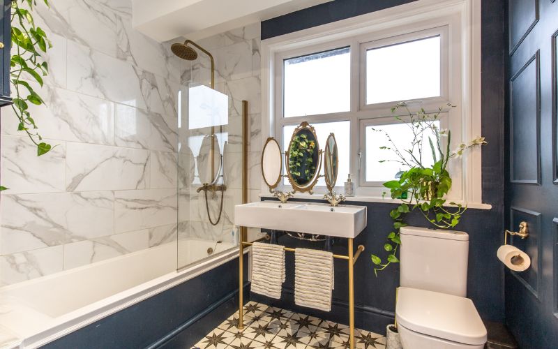 Phòng tắm Tân cổ điển tường ốp gạch hoa văn, nhấn điểm nội thất màu xanh