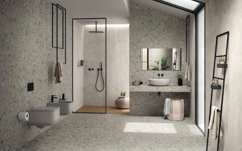 Phòng tắm 3m2 với tường ốp đá sang trọng, kết hợp nội thất đơn giản