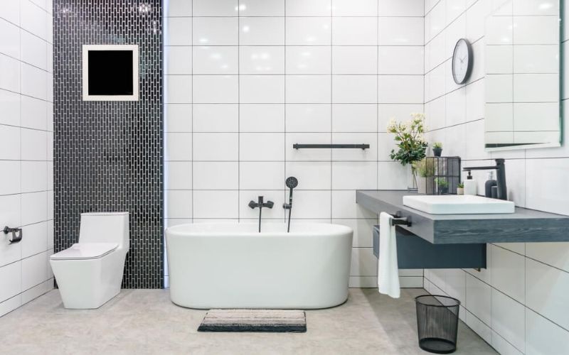 Phòng tắm 3m2 với tường ốp gạch hoa văn ngăn chia không gian hiệu quả