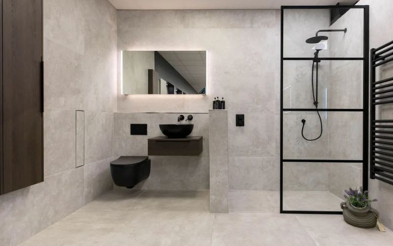 Phòng tắm 3m2 với tường ốp đá kết hợp nội thất đen sang trọng 