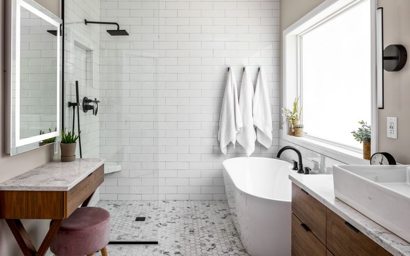 Phòng tắm 3m2 sử dụng gạch lát vuông tạo cảm giác trật tự cho không gian