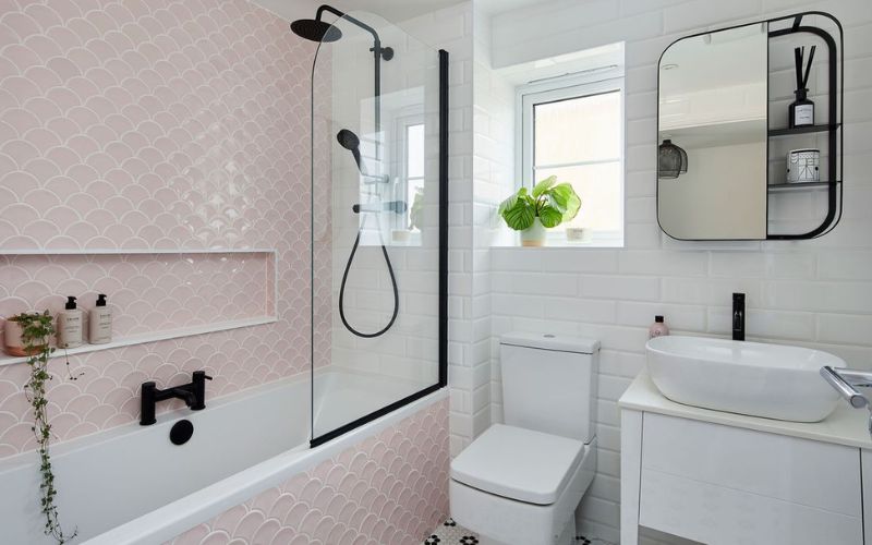 Phòng tắm 3m2 gạch ốp tường tone hồng, kết hợp gương treo tường đa năng