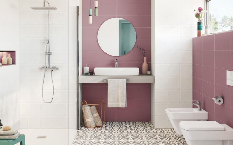 Nhà tắm 5m2 kết hợp màu trắng, hồng, bố trí hoa tạo cảm giác thoáng đãng