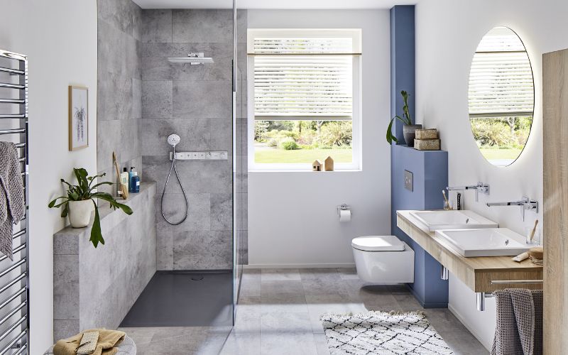 Nhà tắm 5m2 kết hợp hai màu xanh, xám nhạt, thiết kế kệ đồ tiện lợi 