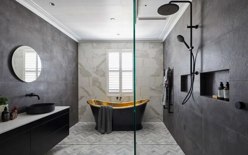 Nhà tắm 6m2 hiện đại, nhấn điểm tường ốp gạch màu đen sang trọng 