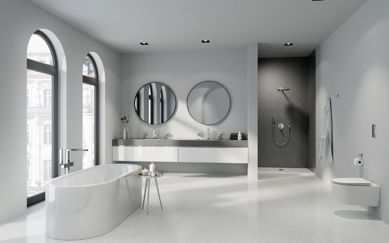 Nhà vệ sinh có bồn tắm hiện đại tone màu trắng bạc, nội thất thông minh