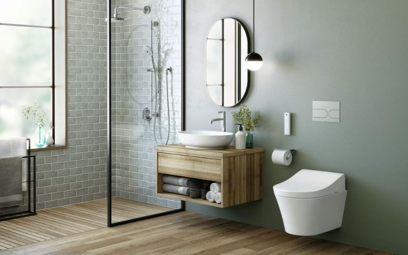 Phòng tắm 2m2 màu xanh rêu, bố trí tủ đồ kèm bồn rửa tay tiện lợi 