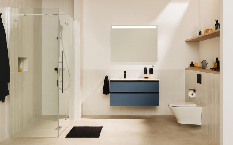 Phòng tắm nhỏ 2m2 với gam màu trắng nhã nhặn, tạo sự rộng rãi